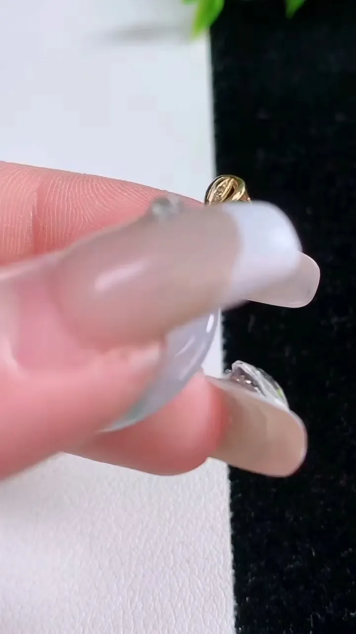 天然A货翡翠种飘花平安环吊坠，尺寸22.7-3，重量:4.16g
1月28日