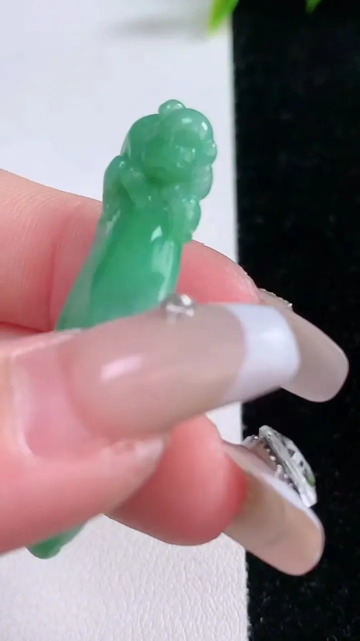 天然A货翡翠福瓜吊坠，尺寸45.8-13.2-5.6，重量:7.44g
1月28日