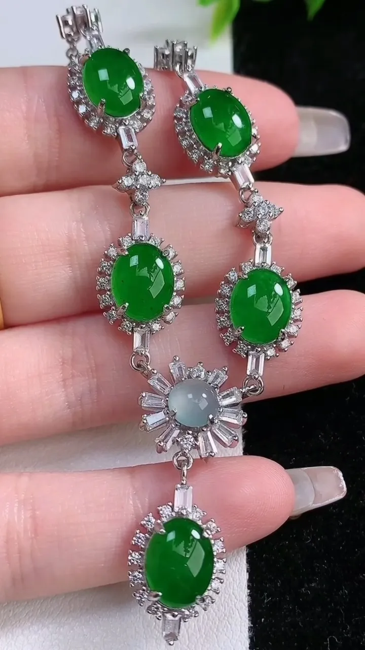 天然A货翡翠蛋面项链，尺寸9.8-7.8-5.2，重量:14.97g1月28日
工厂直销收藏佳品,种好水足，色泽均匀，有种有色，上手高大气！