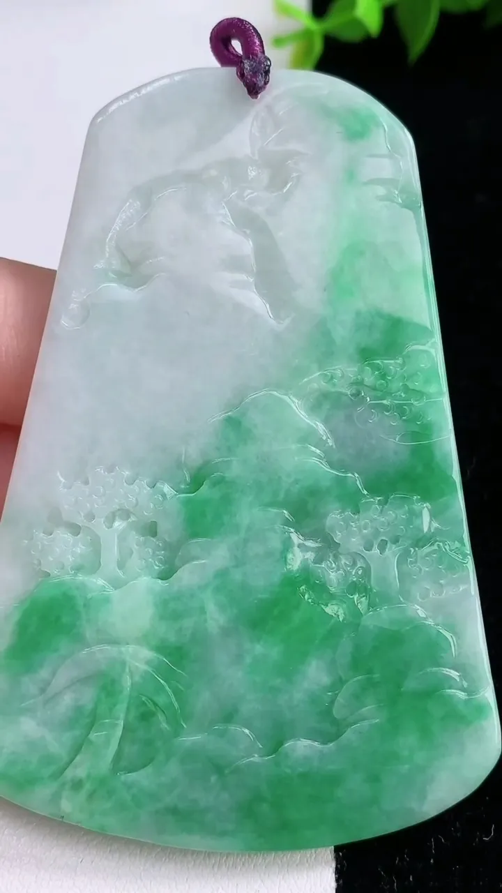 天然A货翡翠山水牌吊坠，尺寸76.5-52.2-6.5，重量:54.60g
1月28日