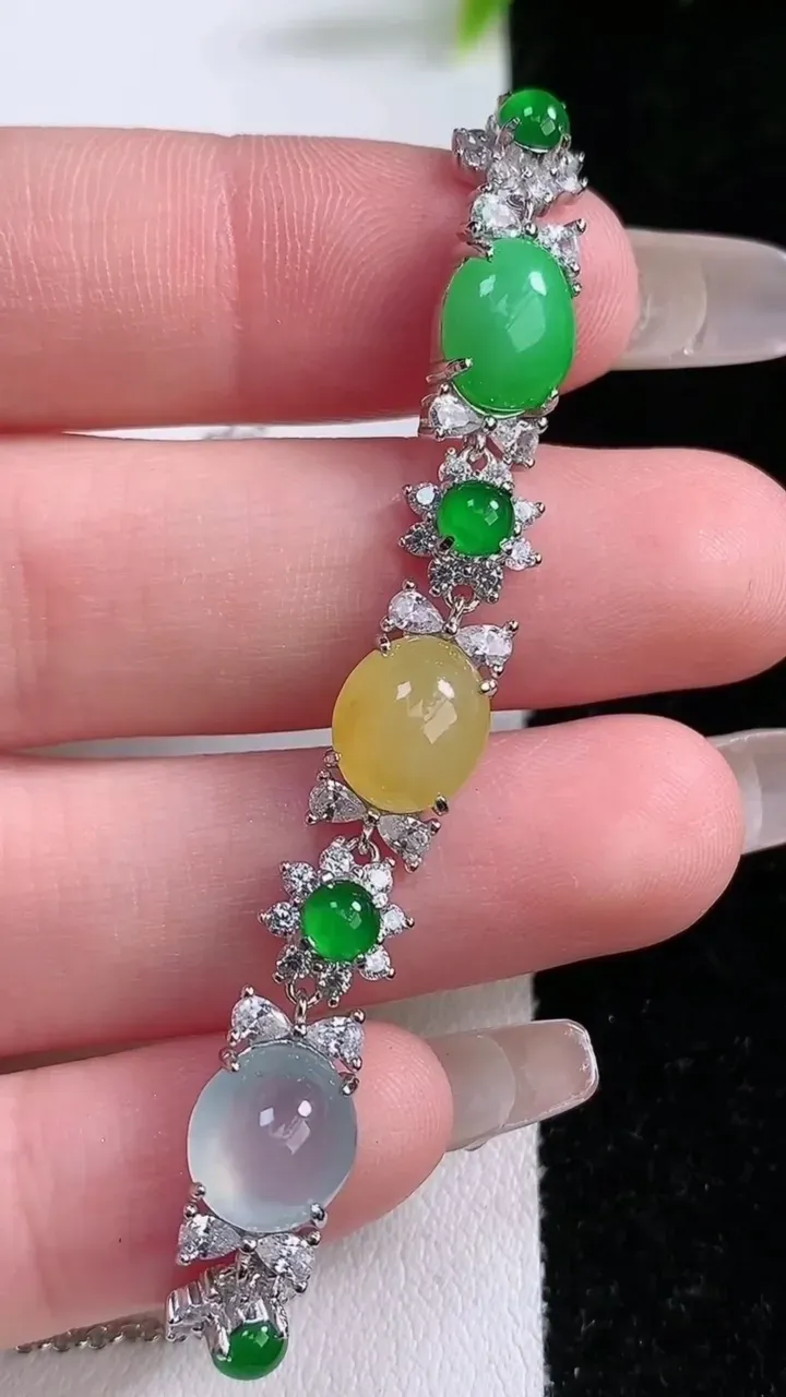 天然A货翡翠蛋面手链，尺寸9.5-7.2-5，重量:6.43g
1月28日