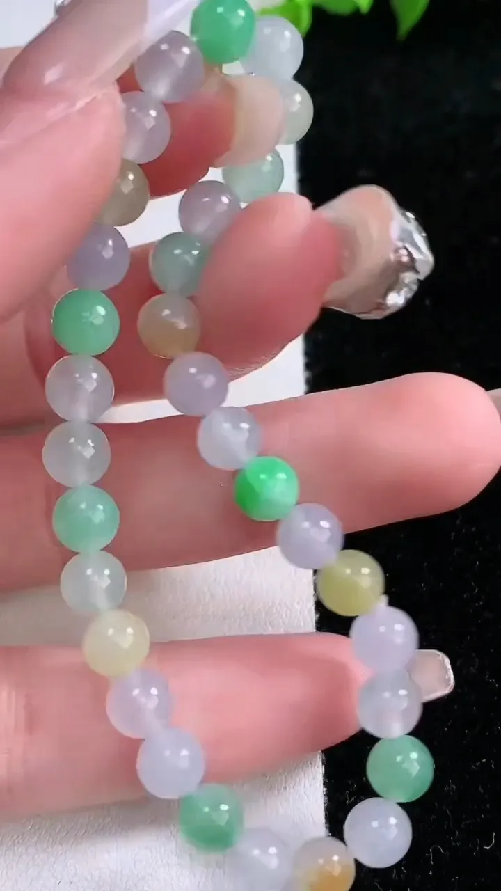 天然A货翡翠三彩圆珠手串，尺寸5.8-31颗，重量:11.97g1月28日
工厂直销收藏佳品,种好水