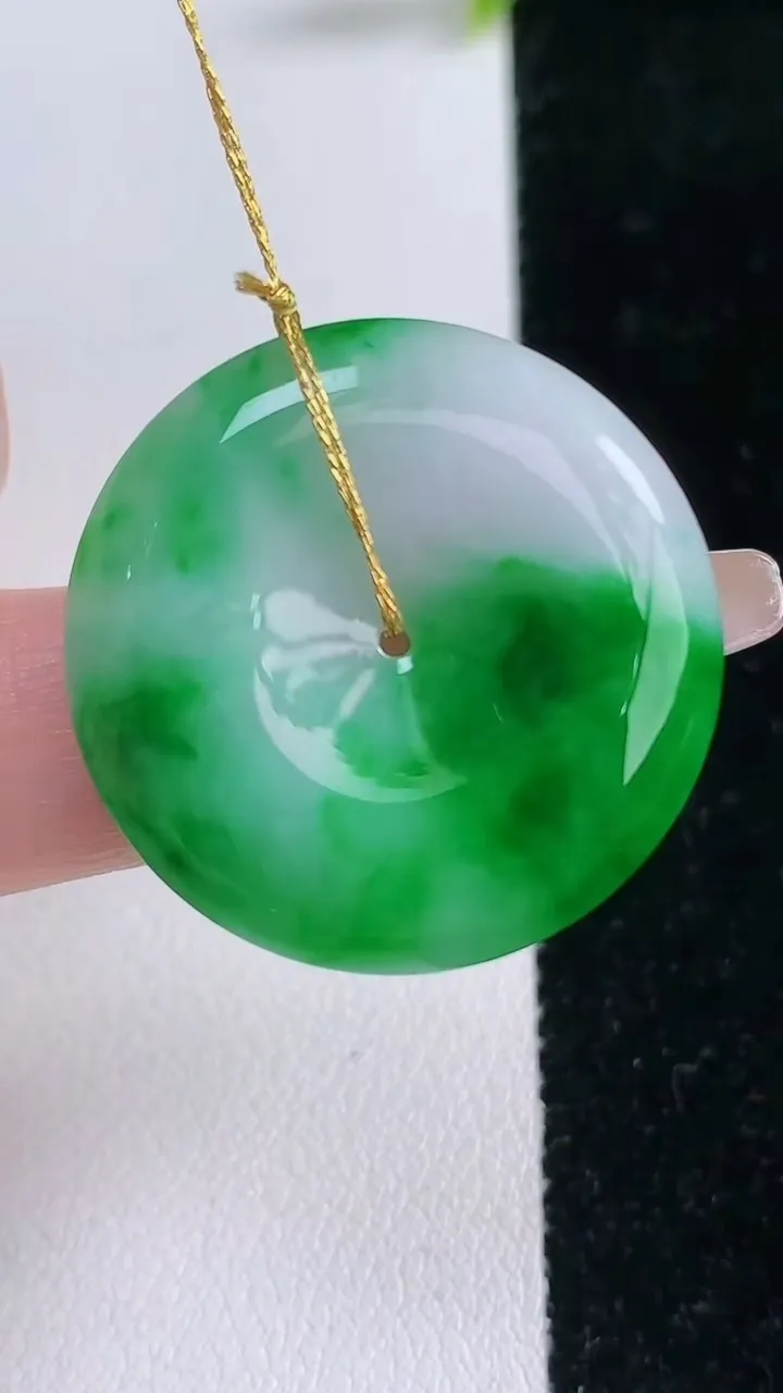 天然A货翡翠平安扣吊坠，尺寸28.7-5.2，重量:9.82g
1月28日