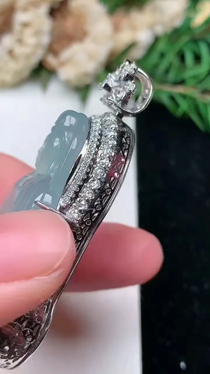 天然A货翡翠白冰素衣观音吊坠，尺寸52-39.2-26-11.5，重量:19.76g
1月28日