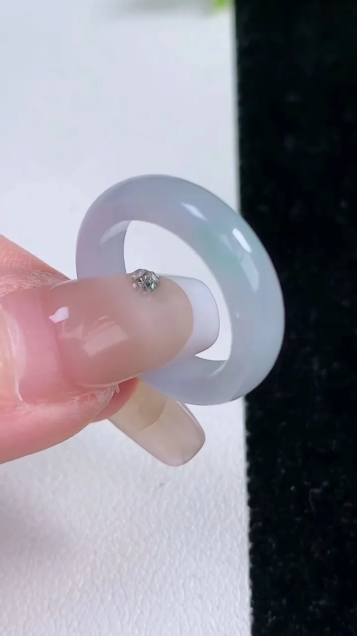 天然A货翡翠春带彩紫罗兰指环戒指，尺寸17.4-5.2-3.2，重量:3.43g2026年1月28日
工厂直销收藏佳品,种好水足，色泽均匀，有种有色，上手高大气！