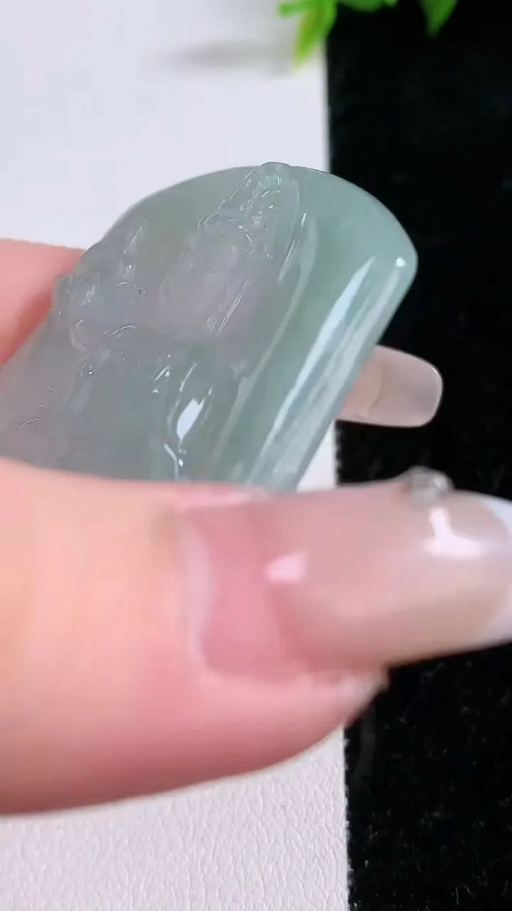 天然A货翡翠大势至菩萨吊坠，尺寸52.8-41.2-4.5，重量:23.60g
1月28日