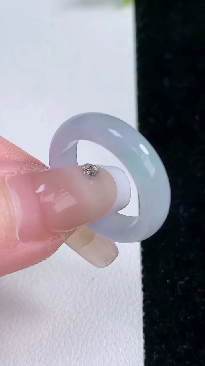 天然A货翡翠春带彩紫罗兰指环戒指，尺寸17.4-5.2-3.2，重量:3.43g2026年1月28日
工厂直销收藏佳品,种好水足，色泽均匀，有种有色，上手高大气！