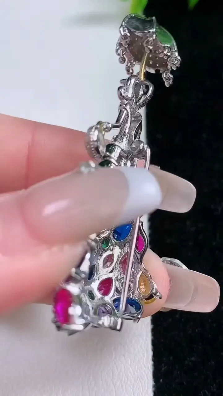 天然A货翡翠蛋面胸针，尺寸4.00，重量:12.30g
1月28日