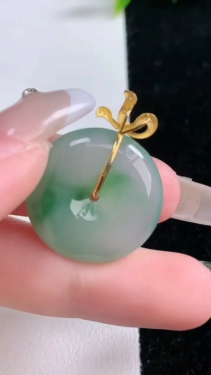 天然A货翡翠平安扣吊坠，尺寸23.2-5.4，重量:6.21g
1月28日