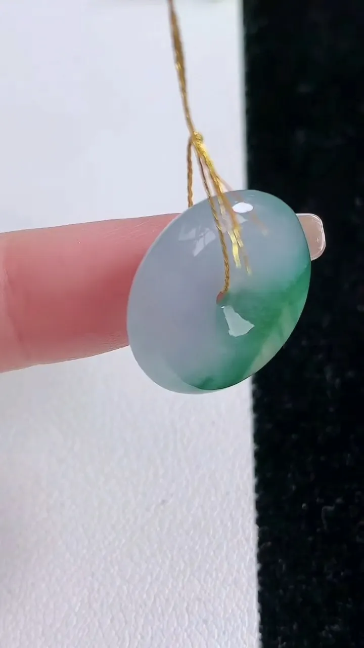 天然A货翡翠飘花平安扣吊坠，尺寸20-5.5，重量:4.48g
1月28日