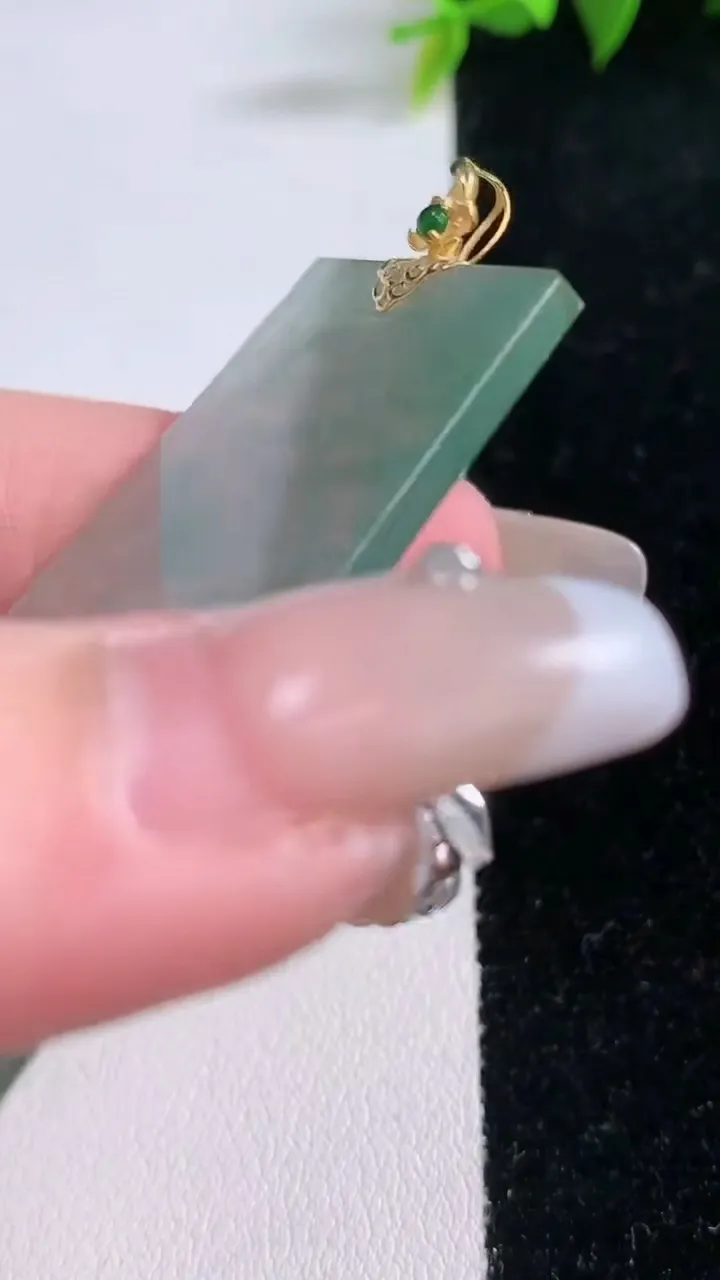 天然A货翡翠种飘花无事牌吊坠，尺寸51.4-32.6-2.6，重量:14.87g
1月28日