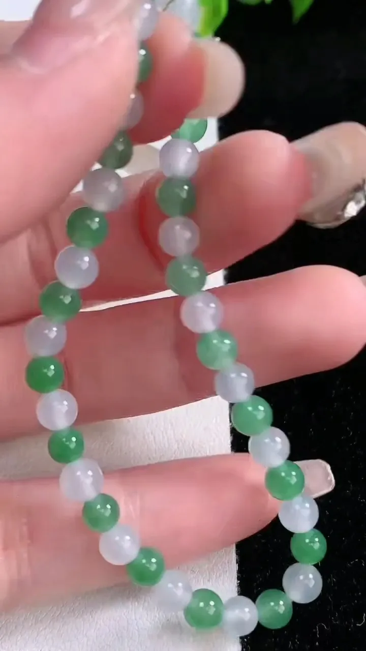 天然A货翡翠圆珠手串，尺寸4.8-40颗，重量:7.06g1月28日
工厂直销收藏佳品,种好水足，色