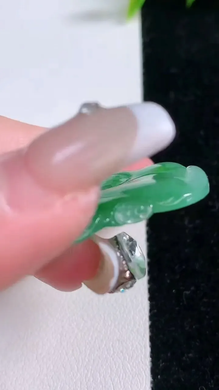 天然A货翡翠和和美美 荷叶鱼吊坠，尺寸42.7-26.3-4，重量:10.49g
1月28日