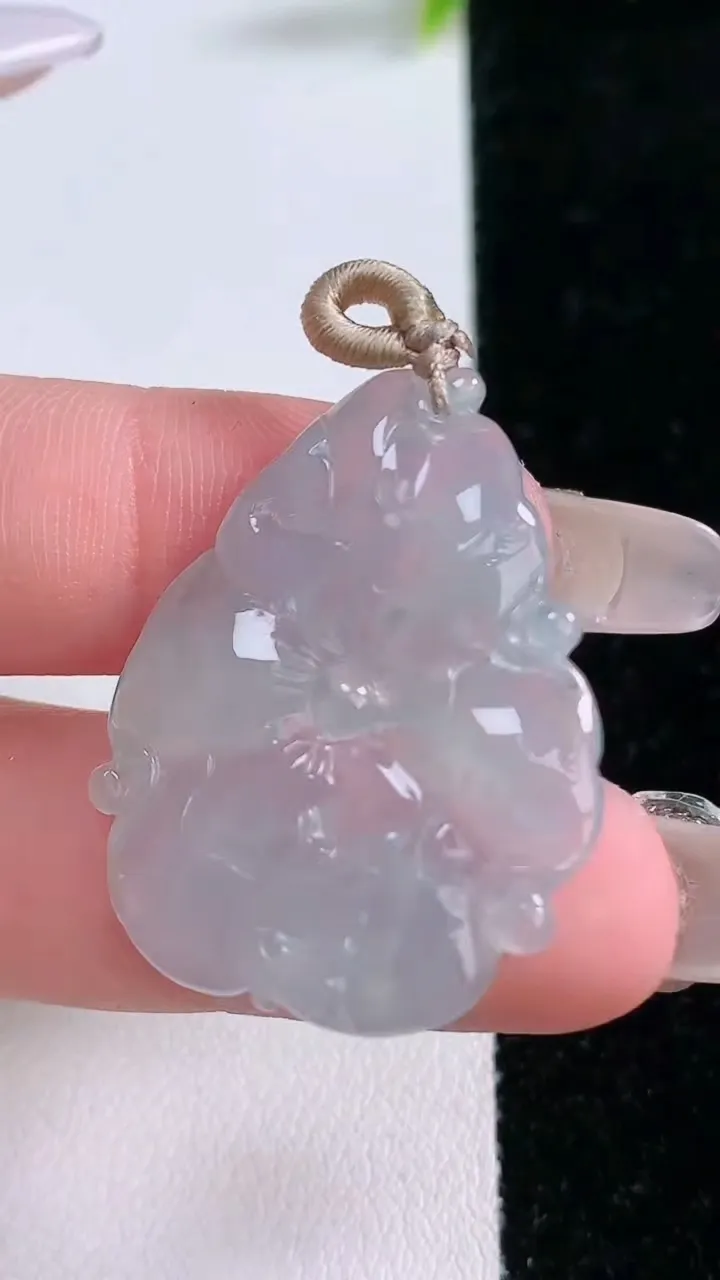 天然A货翡翠年年有余吊坠，尺寸32-25-3，重量:5.03g
1月28日