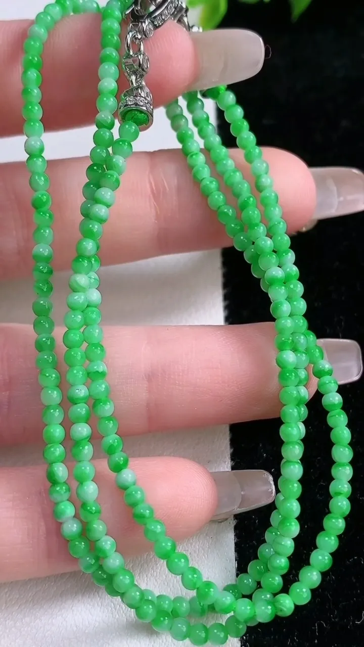 天然A货翡翠小米珠项链，尺寸2.6，重量:8.53g1月28日
工厂直销收藏佳品,种好水足，色泽均匀，有种有色，上手高大气！