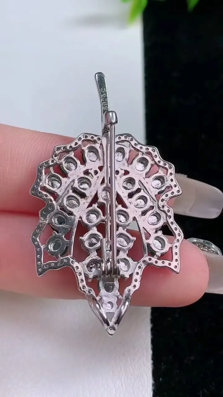 天然A货翡翠蛋面胸针，尺寸4，重量:7.92g
1月28日