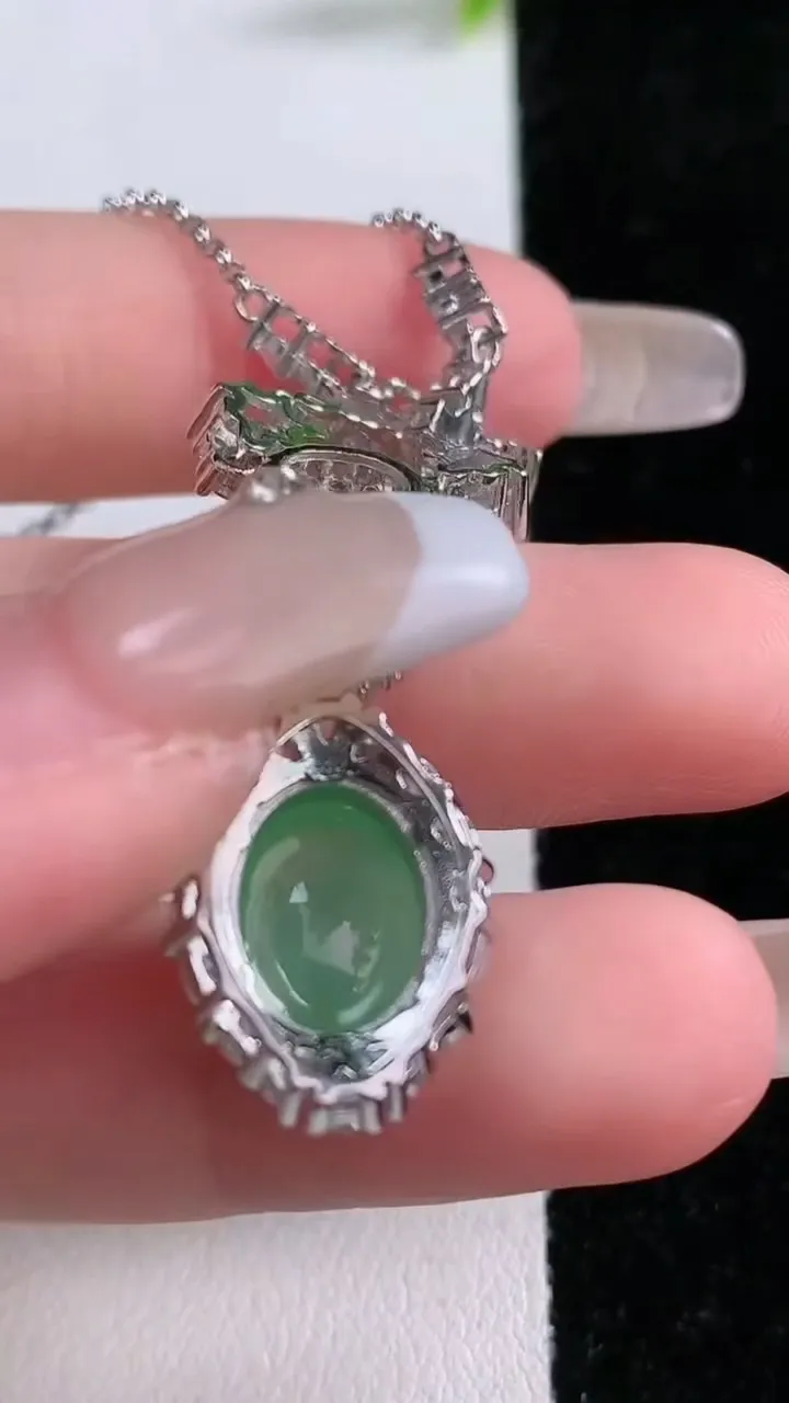 天然A货翡翠蛋面项链，尺寸11-8.8-9.8，重量:8.80g1月28日
工厂直销收藏佳品,种好水足，色泽均匀，有种有色，上手高大气！