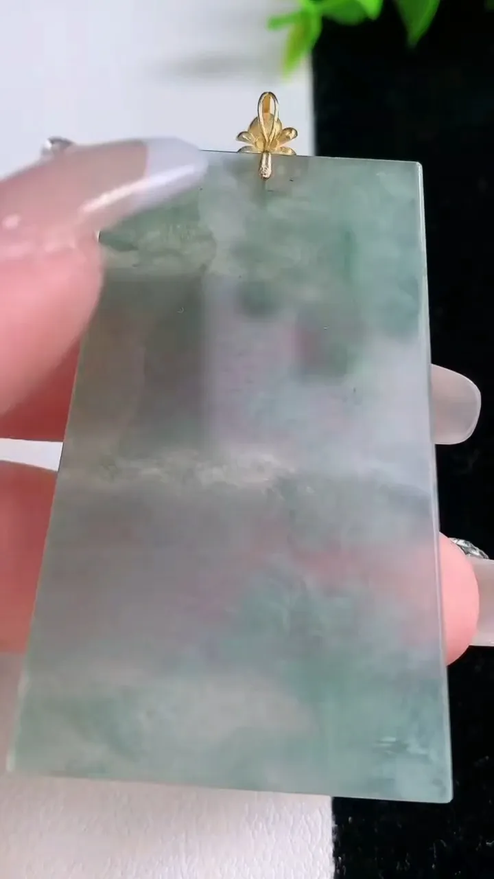 天然A货翡翠种飘花无事牌吊坠，尺寸51.4-32.6-2.6，重量:14.87g
1月28日