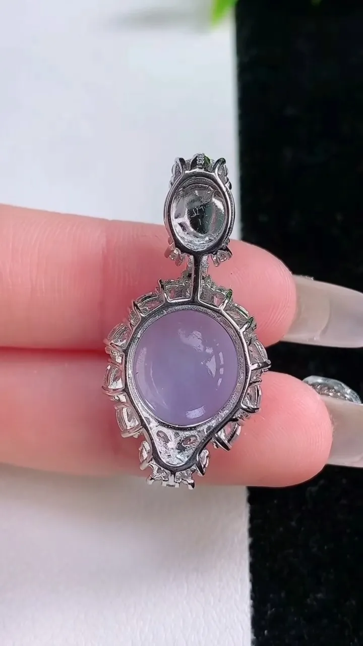 天然A货翡翠925银紫罗兰蛋面吊坠，尺寸35-17.5-10，裸石13.7-12.8重量:5.69g
1月28日