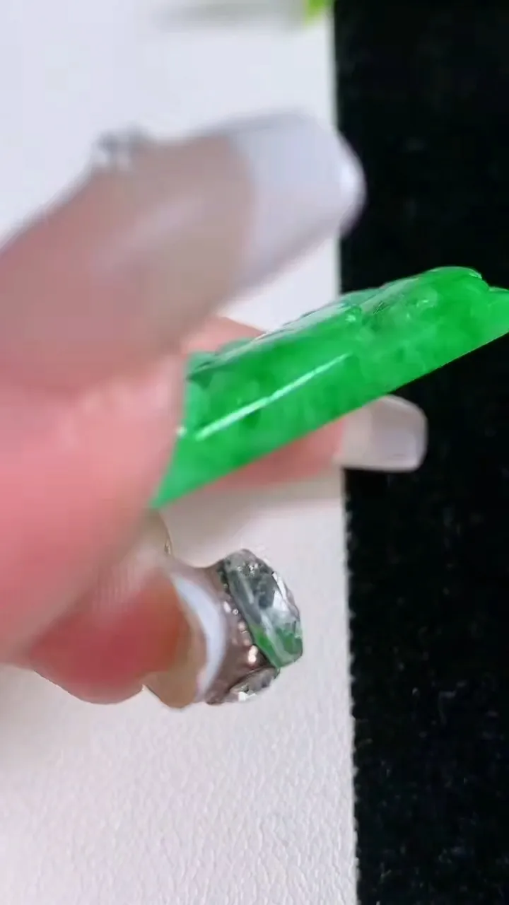 天然A货翡翠山水牌吊坠，尺寸50-30-5.6，重量:19.18g
1月28日