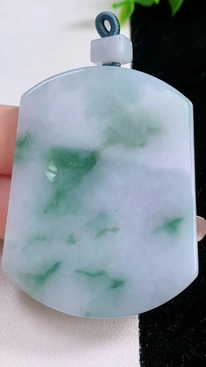 天然A货翡翠飘花无事牌吊坠，尺寸55.8-42.4-5.8，重量:41.24g
1月28日