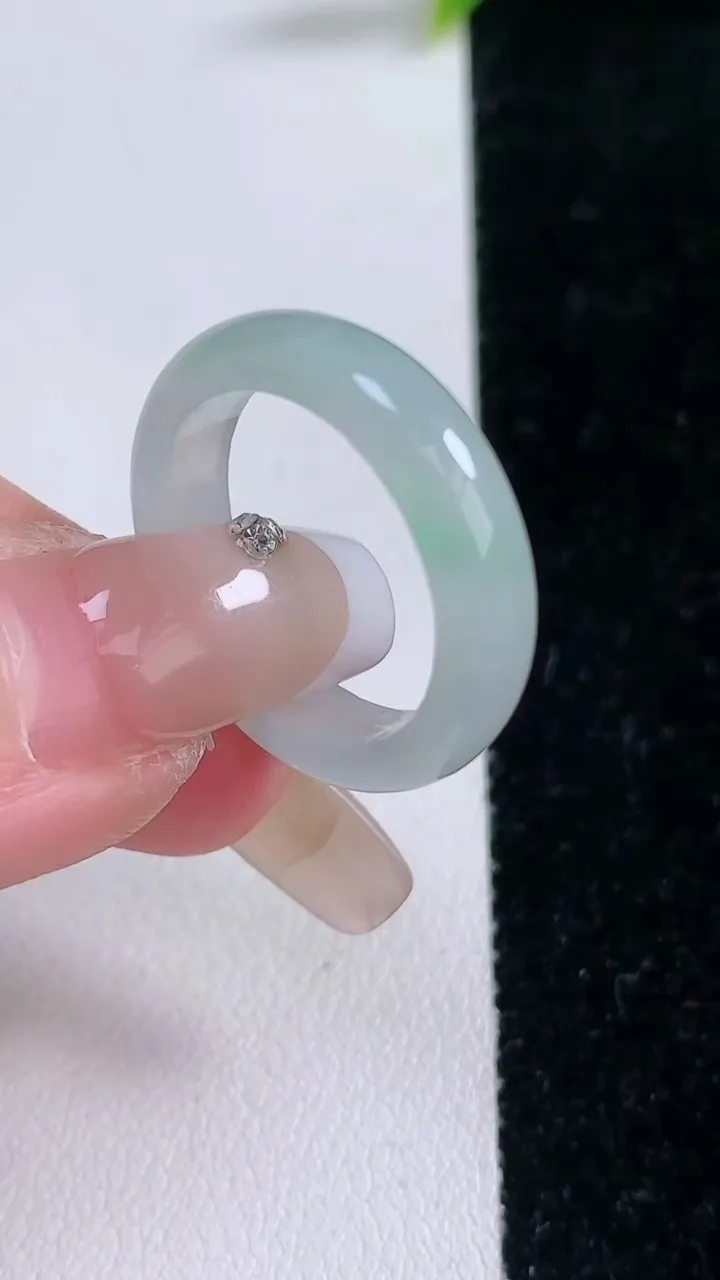 天然A货翡翠指环戒指，尺寸19-5.3-3，重量:3.64g2026年1月28日
工厂直销收藏佳品,种好水足，色泽均匀，有种有色，上手高大气！