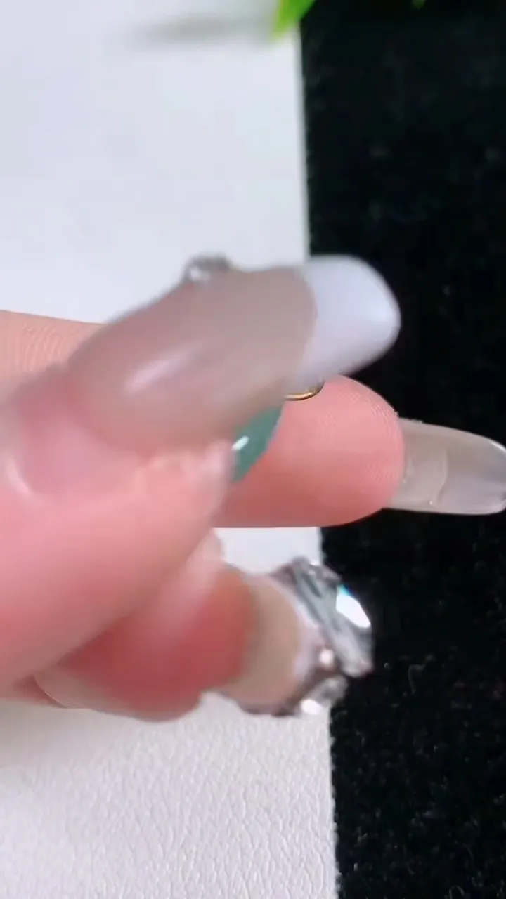 天然A货翡翠平安扣吊坠，尺寸23.2-5.4，重量:6.21g
1月28日