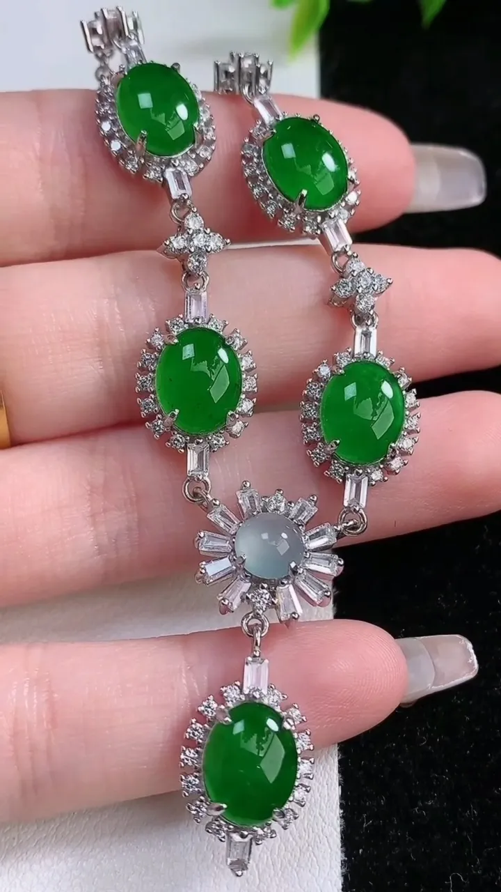 天然A货翡翠蛋面项链，尺寸9.8-7.8-5.2，重量:14.97g1月28日
工厂直销收藏佳品,种好水足，色泽均匀，有种有色，上手高大气！