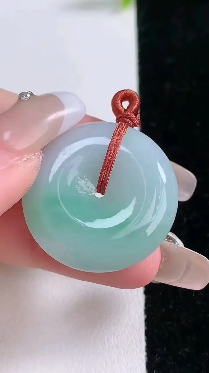 天然A货翡翠平安扣吊坠，尺寸28-5.8，重量:9.57g
1月28日