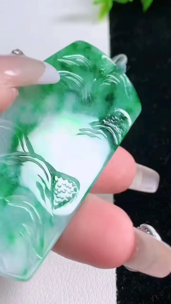 天然A货翡翠山水牌吊坠，尺寸66.4-33.4-3.1，重量:19.40g
1月28日