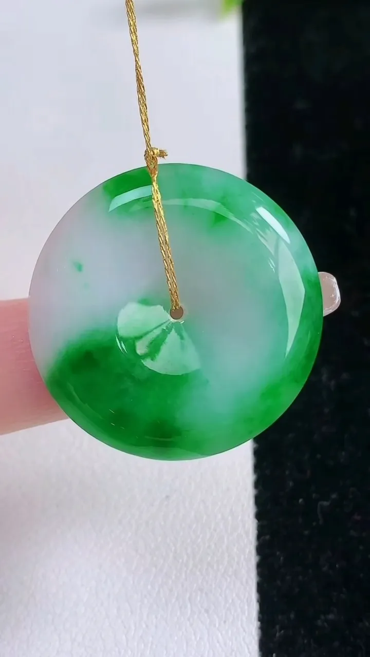 天然A货翡翠平安扣吊坠，尺寸28.7-5.2，重量:9.82g
1月28日