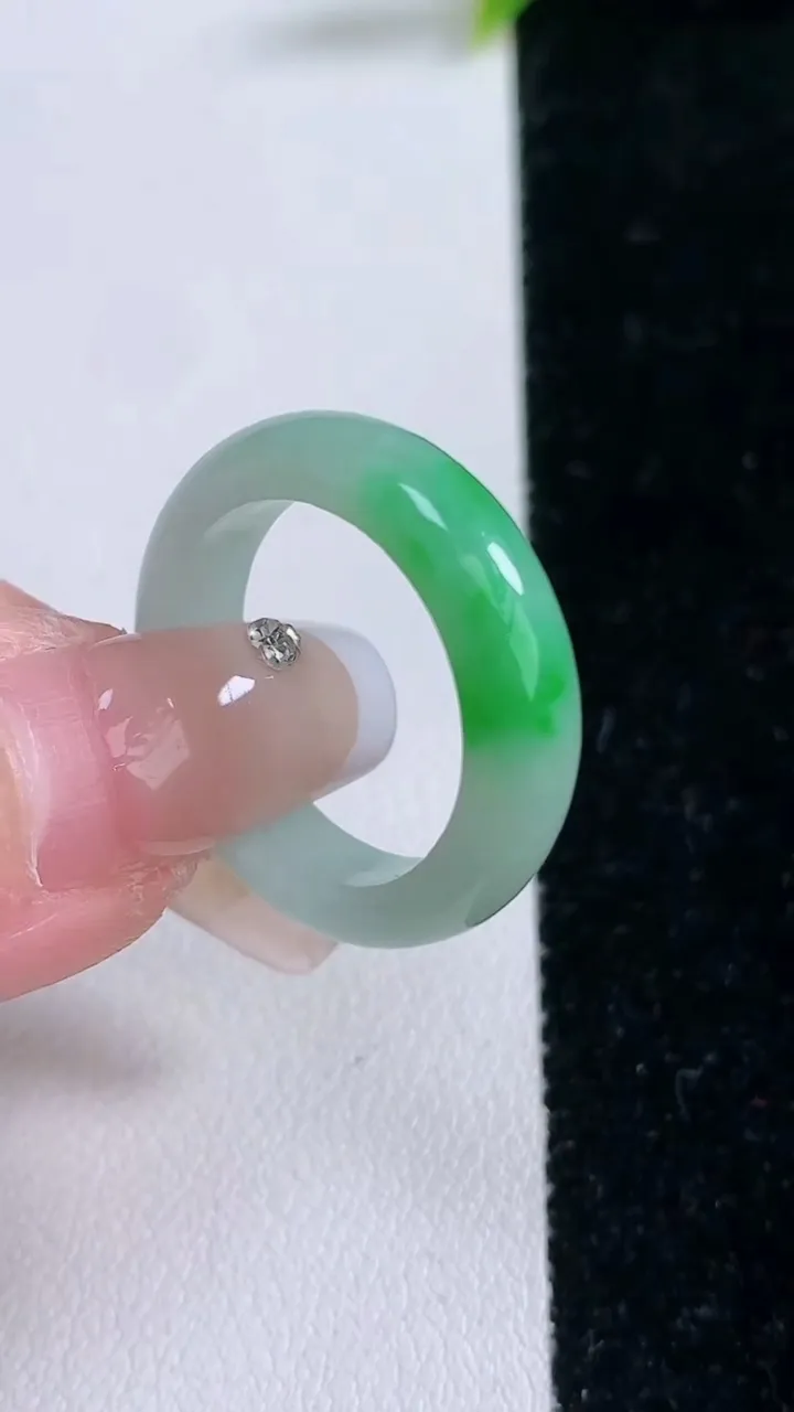 天然A货翡翠指环戒指，尺寸19-5.5-3.4，重量:4.33g2026年1月28日
工厂直销收藏佳品,种好水足，色泽均匀，有种有色，上手高大气！