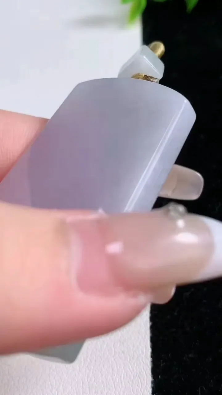 天然A货翡翠春带彩紫罗兰无事牌吊坠，尺寸51.6-31.3-5.8，重量:32.25g
1月28日