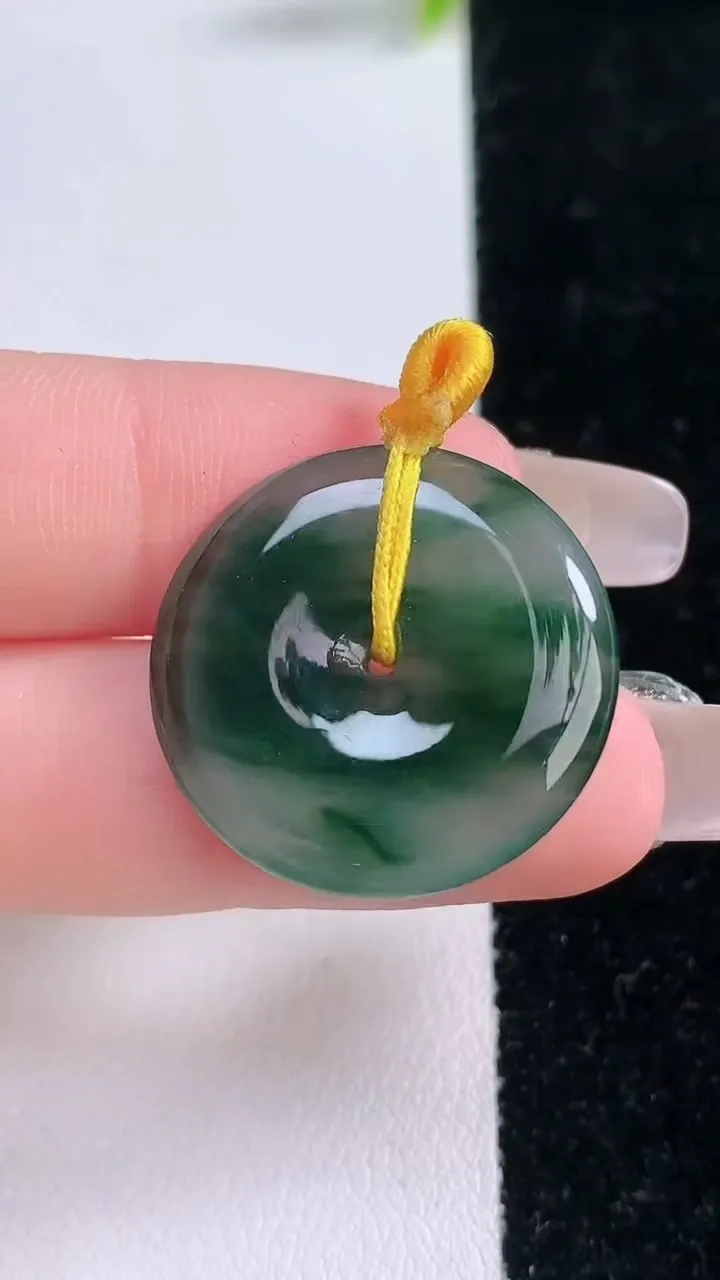 天然A货翡翠飘花平安扣吊坠，尺寸20-3.9，重量:5.58g
1月28日