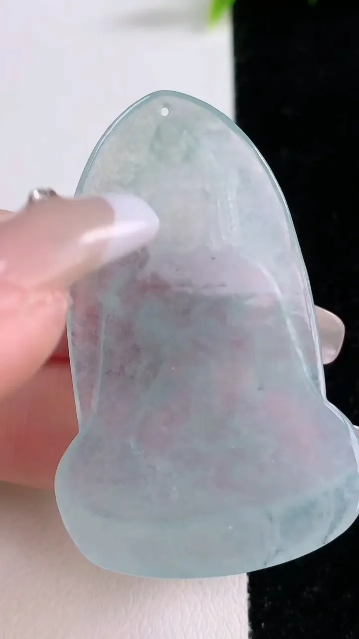 天然A货翡翠观音菩萨吊坠，尺寸51.5-32.2-3.5，重量:12.32g
1月28日