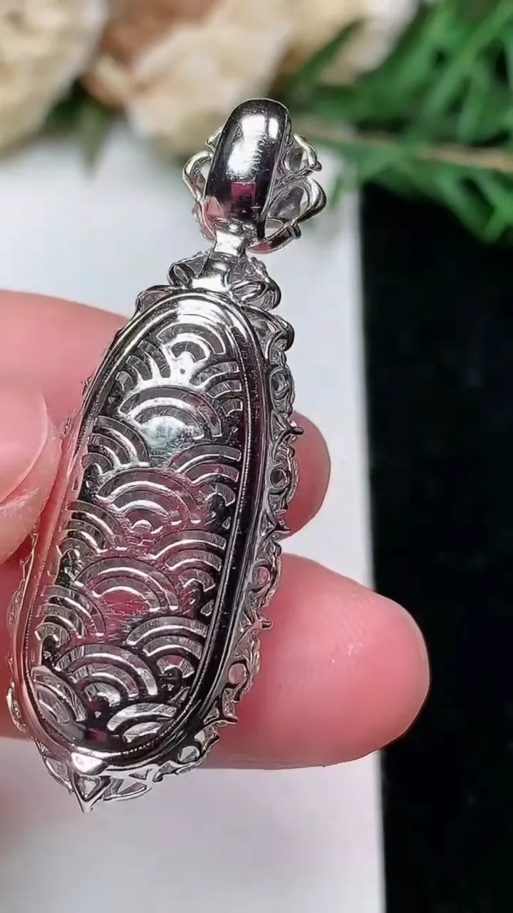 天然A货翡翠福豆吊坠，尺寸40.2-14.3-10.5，裸石23.3-8.3，重量:6.04g
1月28日