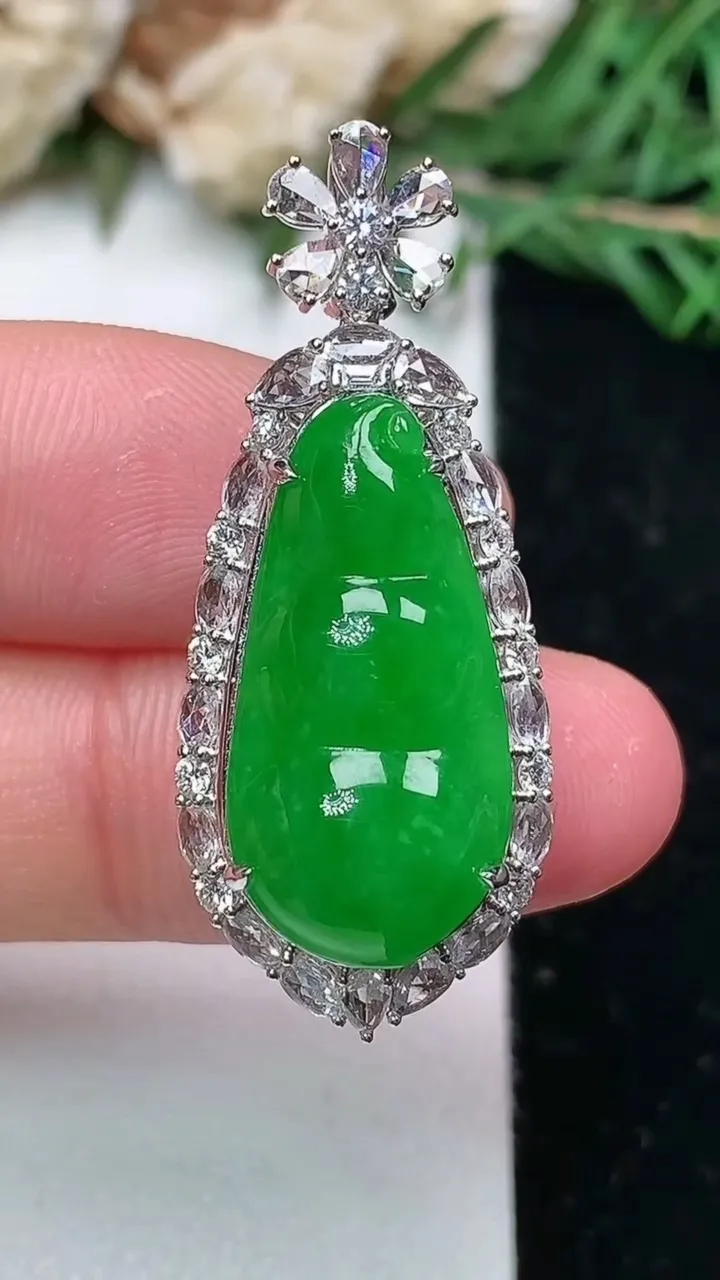 天然A货翡翠福豆吊坠，尺寸36.4-15.2-10.6，裸石22.3-11，重量:5.78g
1月2