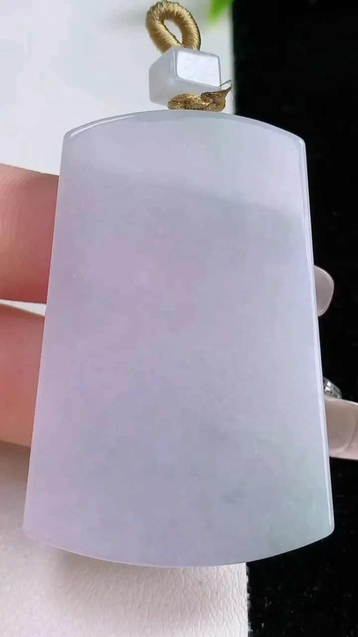 天然A货翡翠紫罗兰无事牌吊坠，尺寸50.8-34-5.8，重量:30.80g
1月28日