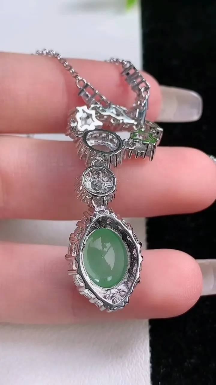 天然A货翡翠蛋面项链，尺寸11-8.8-9.8，重量:8.80g1月28日
工厂直销收藏佳品,种好水足，色泽均匀，有种有色，上手高大气！