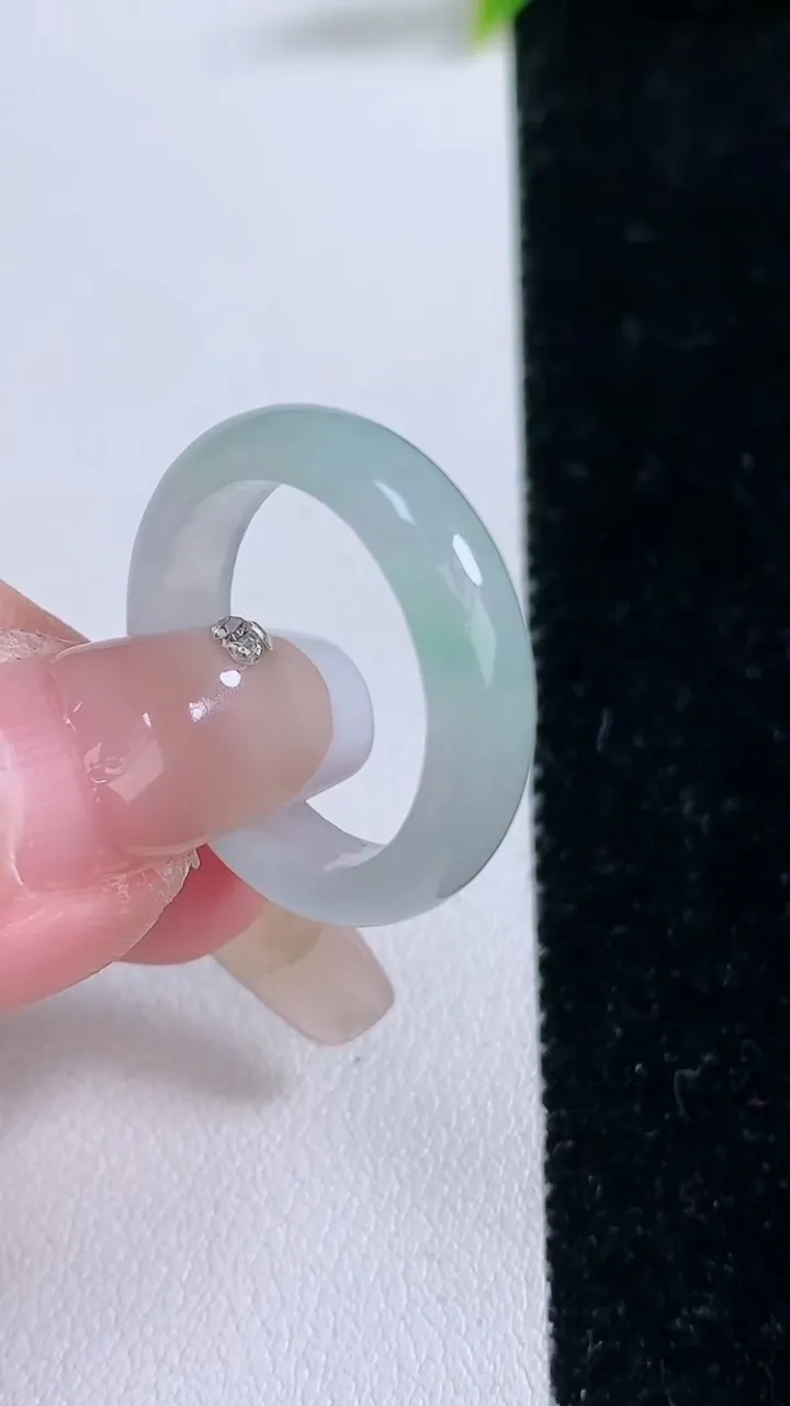 天然A货翡翠指环戒指，尺寸19-5.3-3，重量:3.64g2026年1月28日
工厂直销收藏佳品,种好水足，色泽均匀，有种有色，上手高大气！