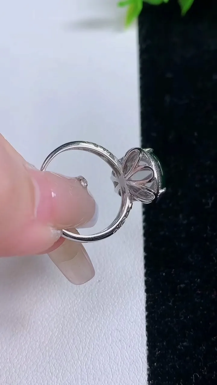 天然A货翡翠葫芦戒指，尺寸14.4-9.8-7.5，重量:2.76g2026年1月28日
工厂直销收藏佳品,种好水足，色泽均匀，有种有色，上手高大气！