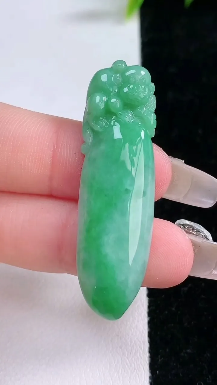 天然A货翡翠福瓜吊坠，尺寸45.8-13.2-5.6，重量:7.44g
1月28日