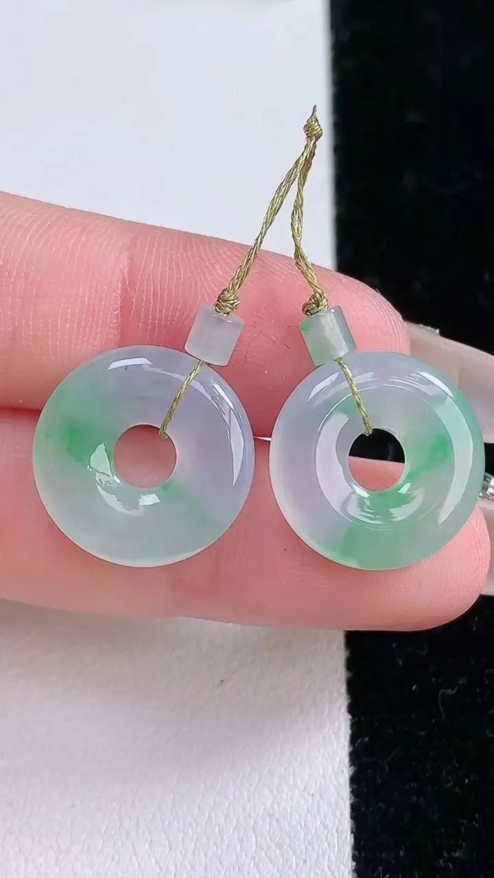 天然A货翡翠平安环吊坠一对，尺寸16-3.3，重量:3.98g
1月28日