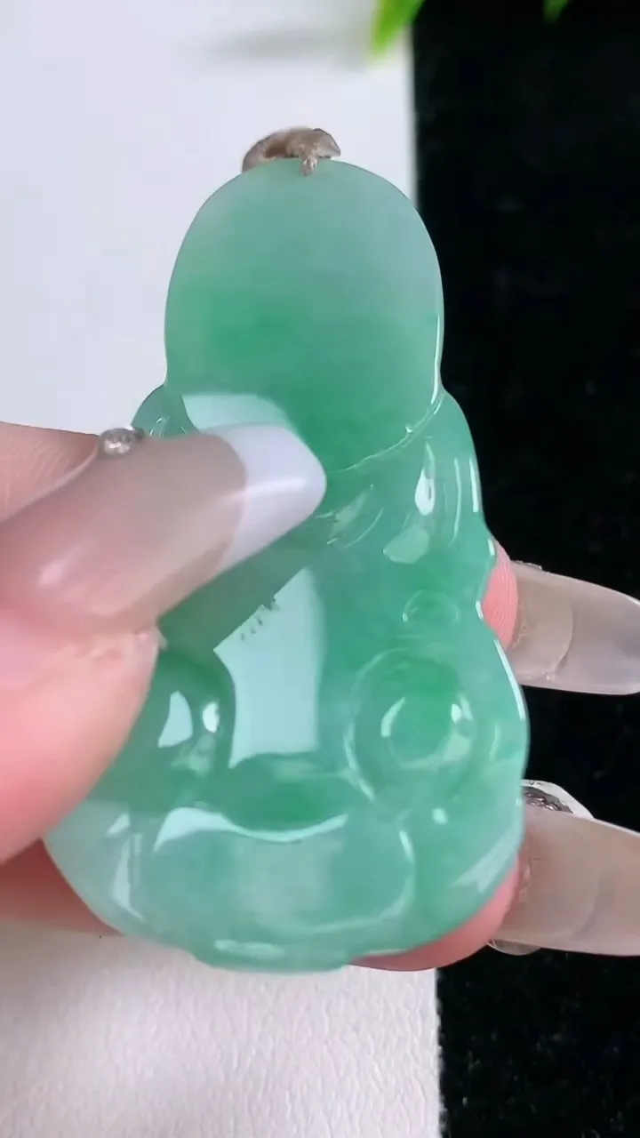 天然A货翡翠观音菩萨吊坠，尺寸55-25-6.4，重量:17.16g
1月28日