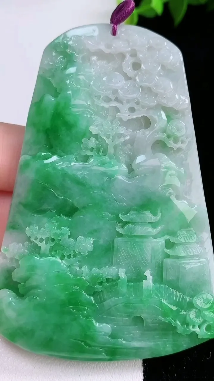 天然A货翡翠山水牌吊坠，尺寸76.5-52.2-6.5，重量:54.60g
1月28日