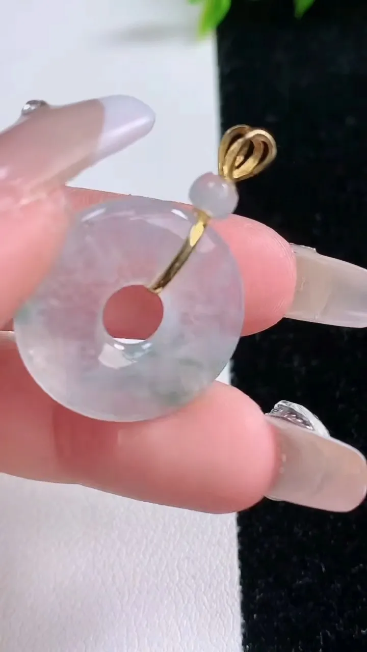 天然A货翡翠种飘花平安环吊坠，尺寸22.7-3，重量:4.16g
1月28日