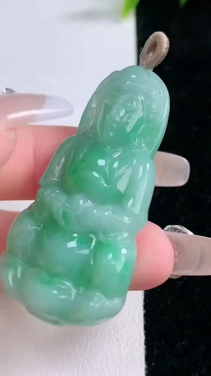 天然A货翡翠观音菩萨吊坠，尺寸55-25-6.4，重量:17.16g
1月28日