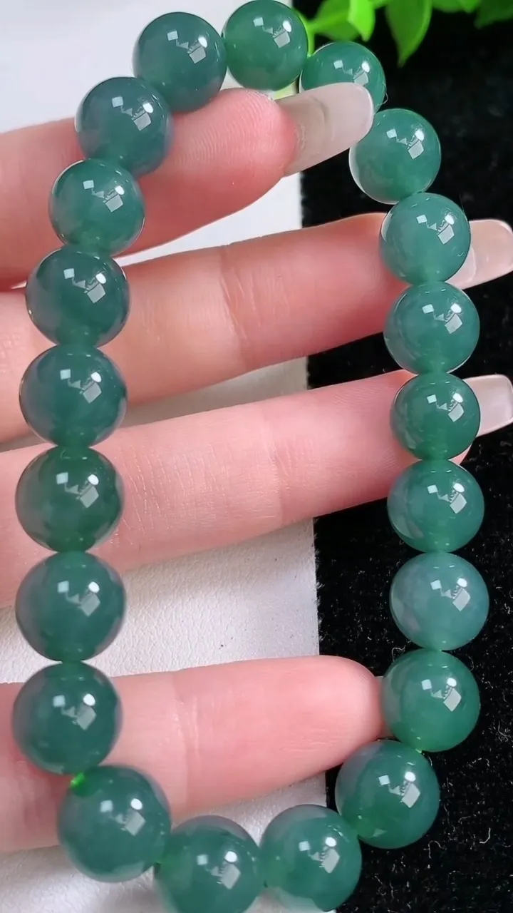 天然A货翡翠圆珠手串，尺寸9.7-21颗，重量:33.42g1月28日
工厂直销收藏佳品,种好水足，色泽均匀，有种有色，上手高大气！