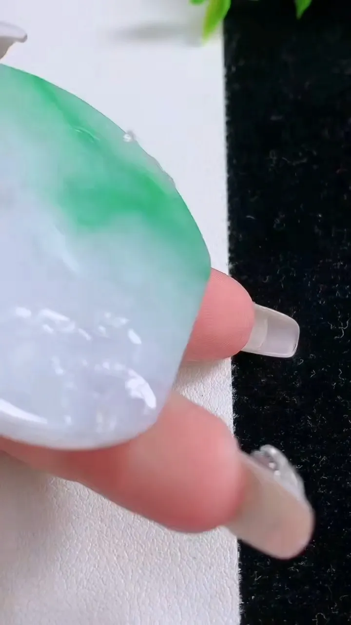 天然A货翡翠山水牌吊坠，尺寸51.6-44.8-4，重量:26.18g
1月28日