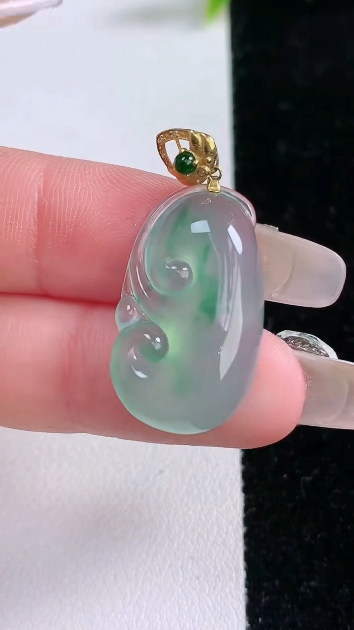 天然A货翡翠种飘花如意吊坠，尺寸24-14.3-5.4，重量:3.64g
1月28日